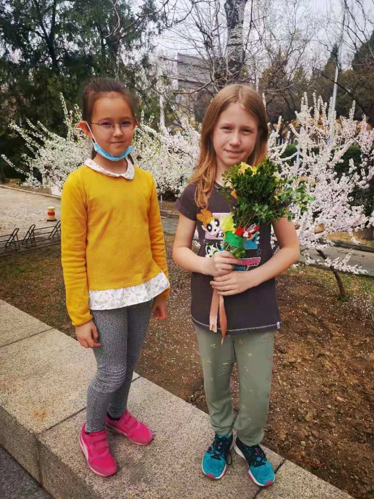 Warsztaty plastyczne „Palma wielkanocna” w Pekinie klasy III SP