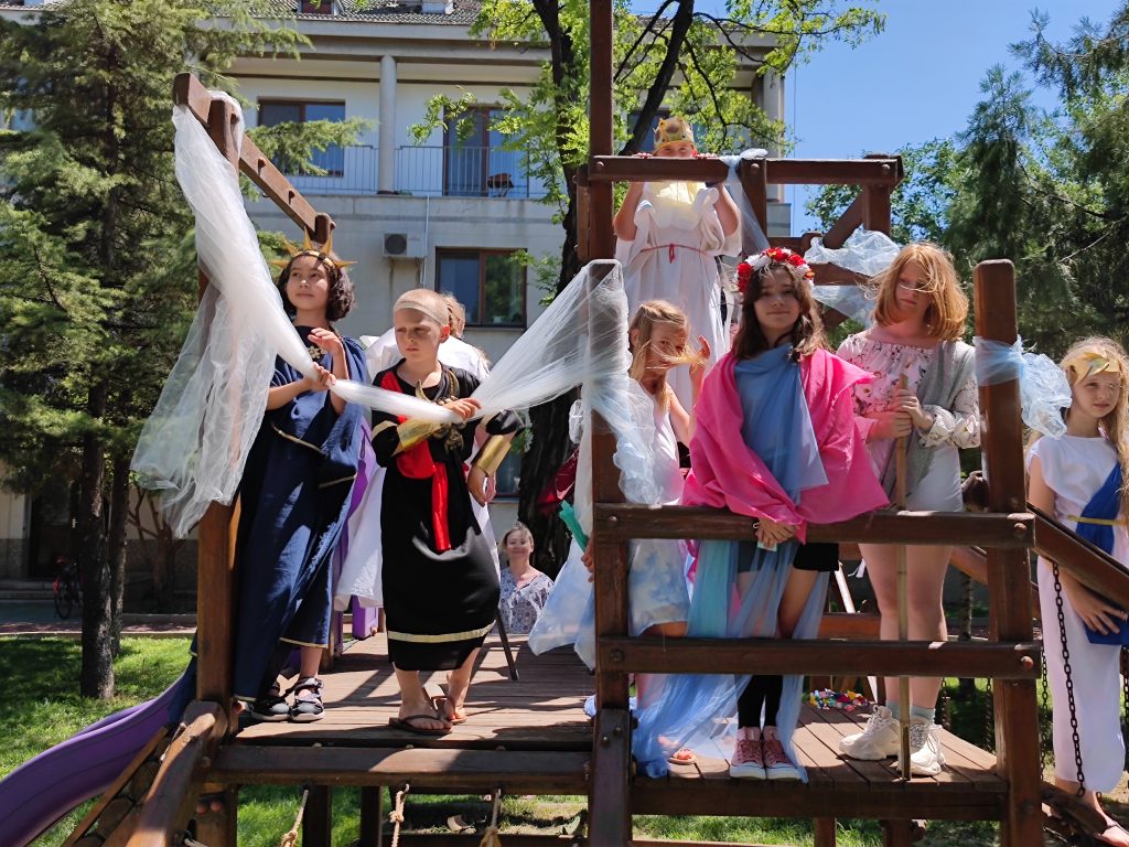 Spektakl plenerowy na zakończenie roku szkolnego w Szkole Polskiej w Pekinie