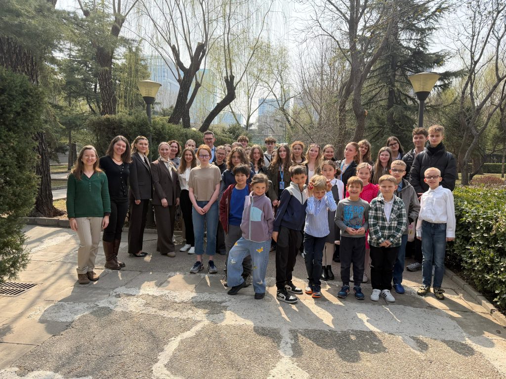 Polska młodzież w sercu Pekinu – uczniowie krakowskiego liceum odwiedzili Ambasadę RP oraz Szkołę Polską im. Michała Boyma